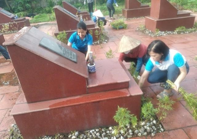 Xã Phúc Thọ: Ra quân vệ sinh nghĩa trang liệt sĩ chào mừng Đại hội Đảng bộ xã và kỷ niệm ngày 27/7