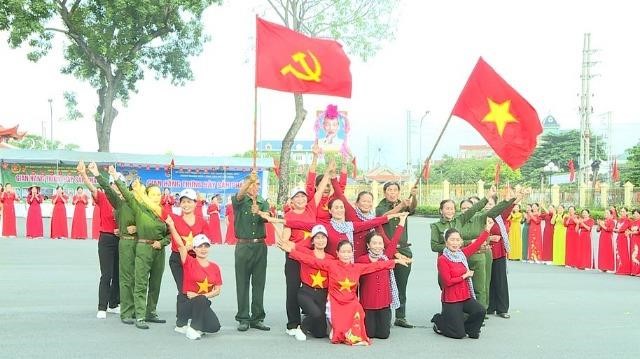 Phúc Thọ rực rỡ Ngày hội Dân vũ và Áo dài
