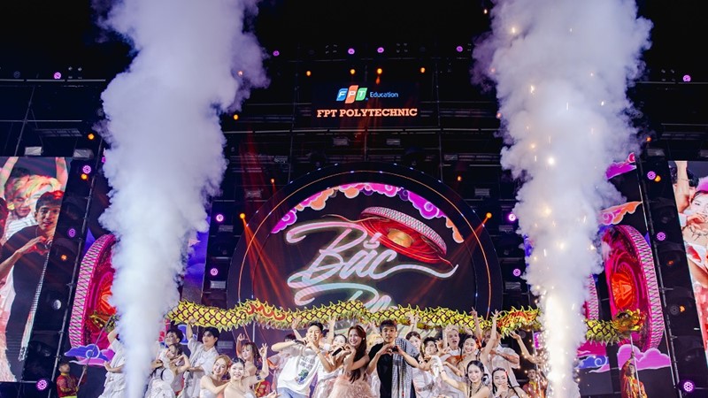 Hoà Minzy xinh như công chúa, RHYDER cực “cháy” và loạt nghệ sĩ khuấy đảo sân khấu sinh viên Đà Nẵng