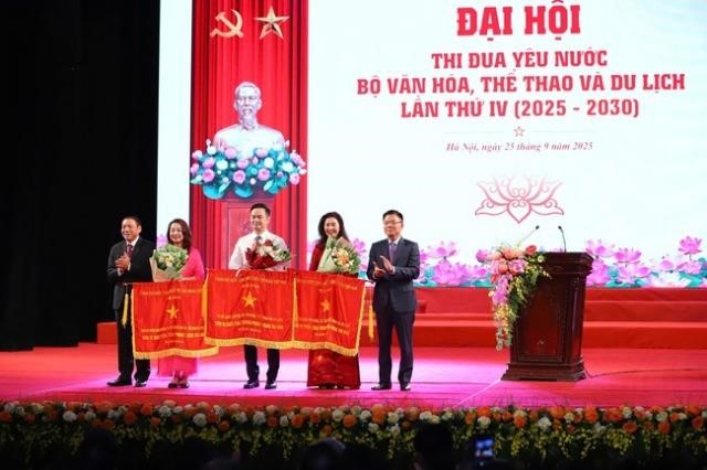Trao tặng danh hiệu Cờ thi đua của Chính phủ cho 3 tập thể của Bộ VHTTDL