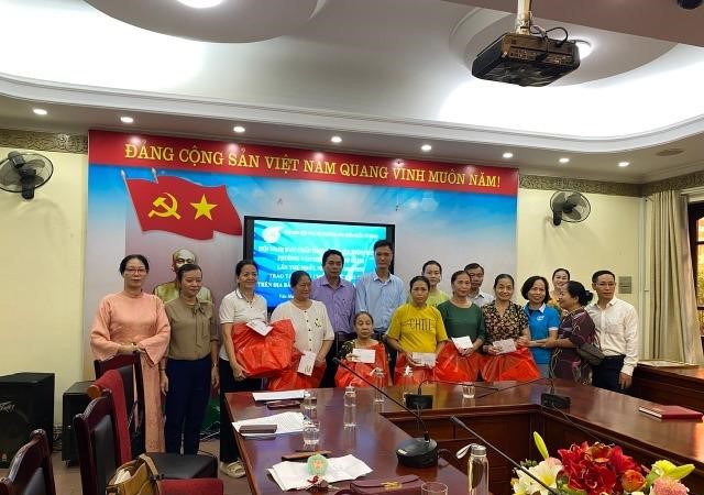 Hội LHPN phường Văn Miếu gắn kết cộng đồng qua chương trình trao quà phụ nữ khó khăn