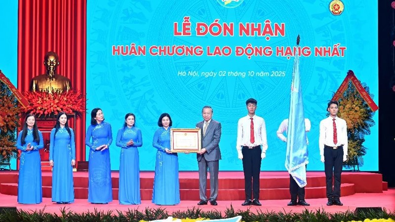 Áo dài biểu trưng cho hành trình rực rỡ