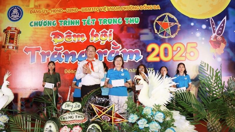 Đêm hội trăng Rằm phường Đống Đa lung linh sắc màu, ngập tràn hạnh phúc
