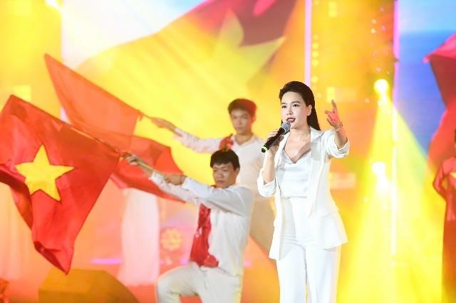Giám đốc âm nhạc Tạ Duy Tuấn cùng dàn sao bùng nổ trong đêm concert “Moonlit Childhood”