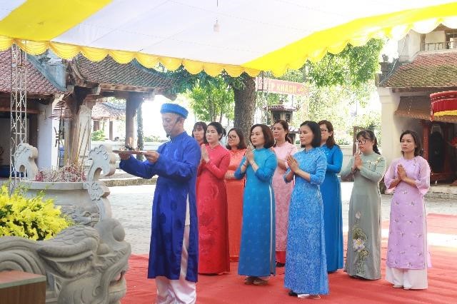 Hội LHPN Hà Nội dâng hương tại Đền Hát Môn: Tiếp nối hào khí ngàn năm