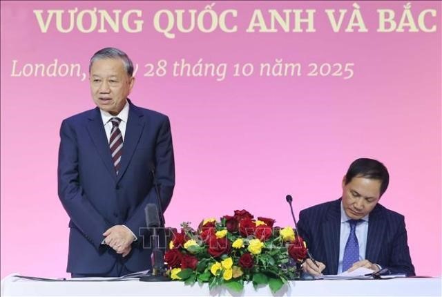 Tổng Bí thư gặp gỡ cộng đồng người Việt Nam và cán bộ Đại sứ quán Việt Nam tại Anh