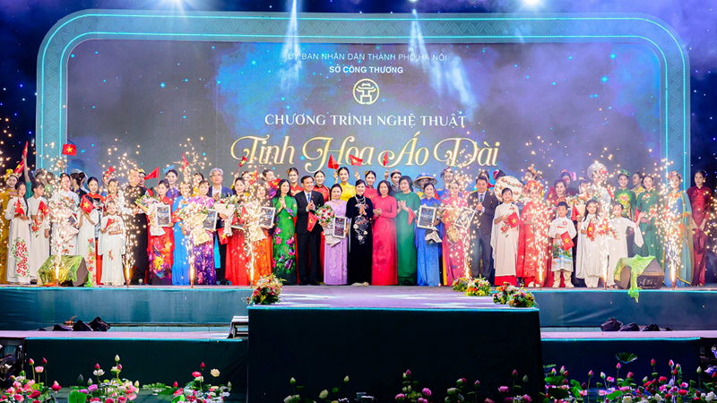 NTK Hồng Nhung kể câu chuyện Sài Gòn bên sông qua bộ sưu tập “Di sản Thành phố Hồ Chí Minh”