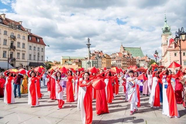 Lan toả trí tuệ và sức mạnh mềm của phụ nữ kiều bào trong dự thảo các văn kiện đại hội XIV