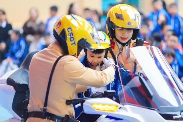 Nữ chiến sĩ CSGT Thủ đô truyền cảm hứng về an toàn giao thông 