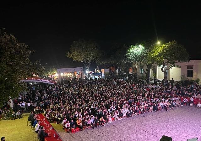 Người dân Phúc Lộc háo hức đi xem phim “Mưa đỏ” tại trụ sở UBND xã