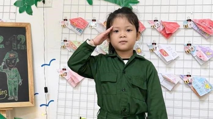 Em tập làm chú bộ đội