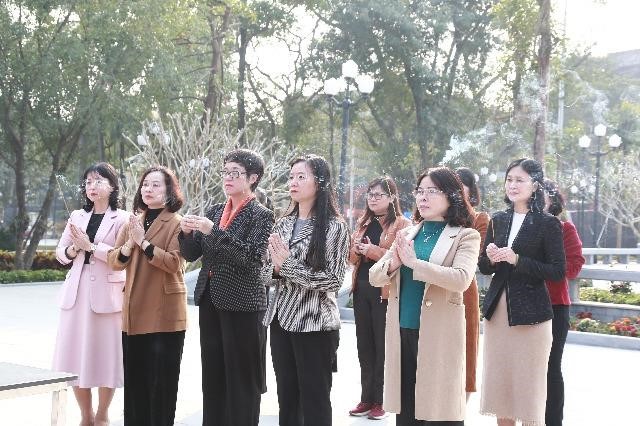Đoàn công tác Hội LHPN Hà Nội dâng hương tưởng nhớ nữ Anh hùng Võ Thị Sáu