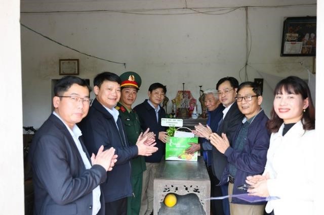 Xã Chương Dương thăm, tặng quà Tết người có công, người cao tuổi trên địa bàn