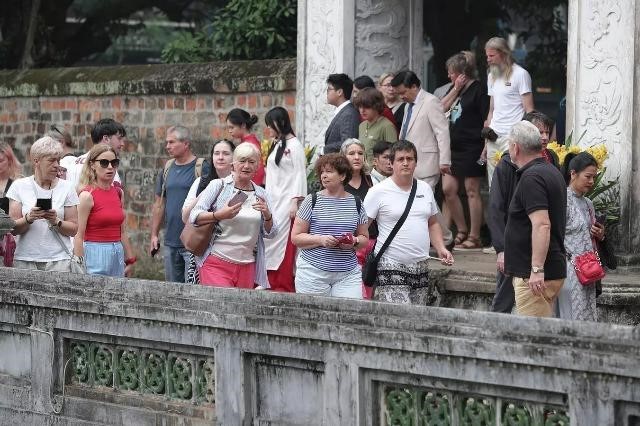 Việt Nam đón gần 2,5 triệu lượt khách quốc tế