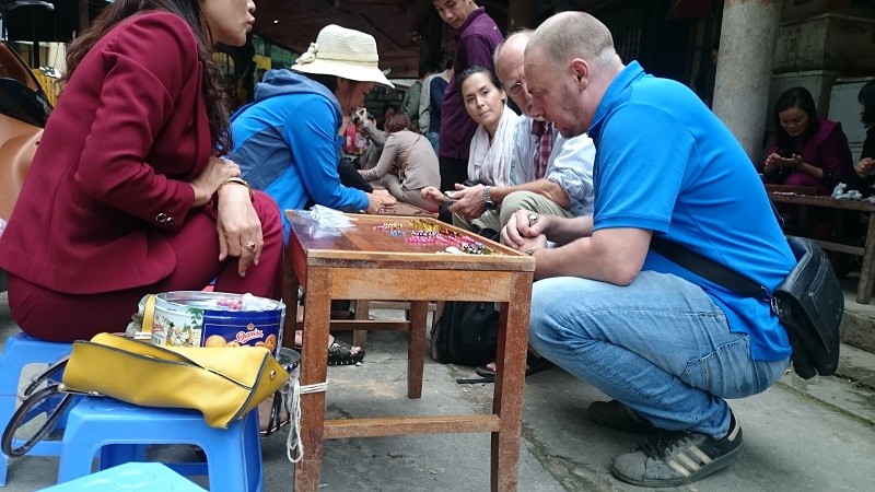 “Độc - lạ” Chợ đá quý Lục Yên