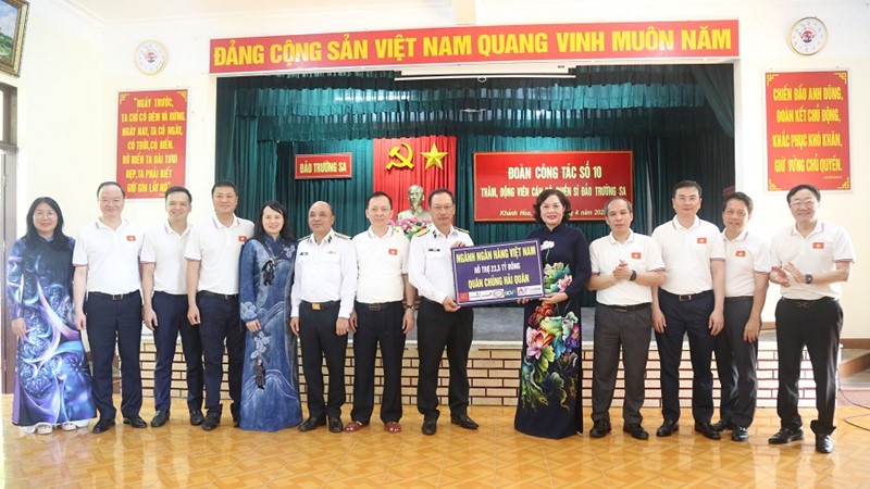 Agribank cùng đoàn công tác ngành ngân hàng thăm hỏi và động viên quân dân huyện đảo Trường Sa và Nhà giàn DKI