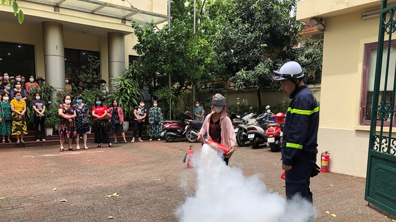  Tập huấn công tác phòng chống cháy nổ tại gia đình cho hơn 300 cán bộ ,hội viên phụ nữ