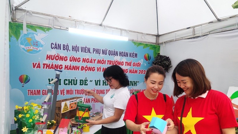 Hội LHPN quận Hoàn Kiếm: Trưng bày, giới thiệu sản phẩm tái chế  thân thiện với môi trường