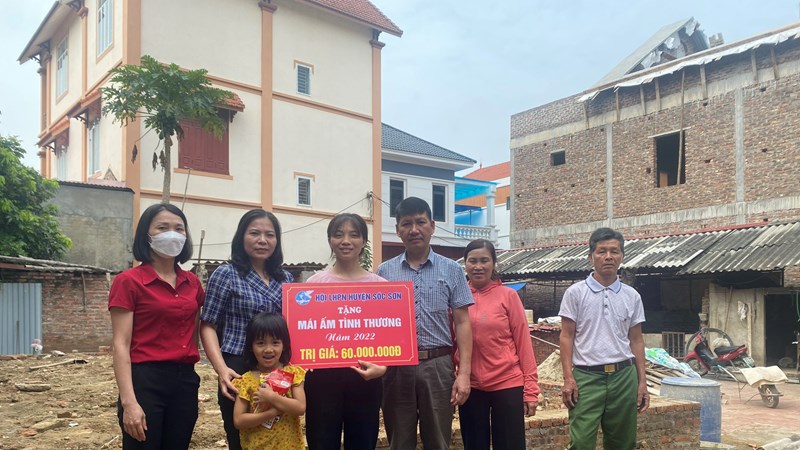 Hội LHPN huyện Sóc Sơn:  Trao tặng kinh phí hỗ trợ xây  “Mái ấm tình thương” cho phụ nữ khó khăn