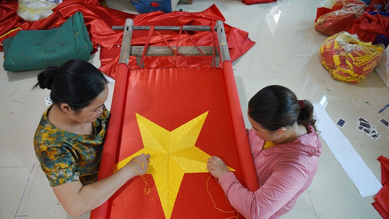 Nhộn nhịp làng nghề may cờ Tổ quốc