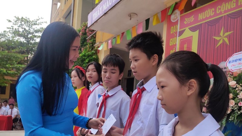 Trao  tặng 10 suất quà cho học sinh mồ côi tại trường tiểu học Vạn Điểm, huyện Thường Tín