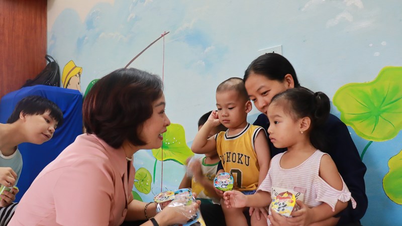 Tặng quà Tết Trung thu cho trẻ em khuyết tật huyện Phú Xuyên