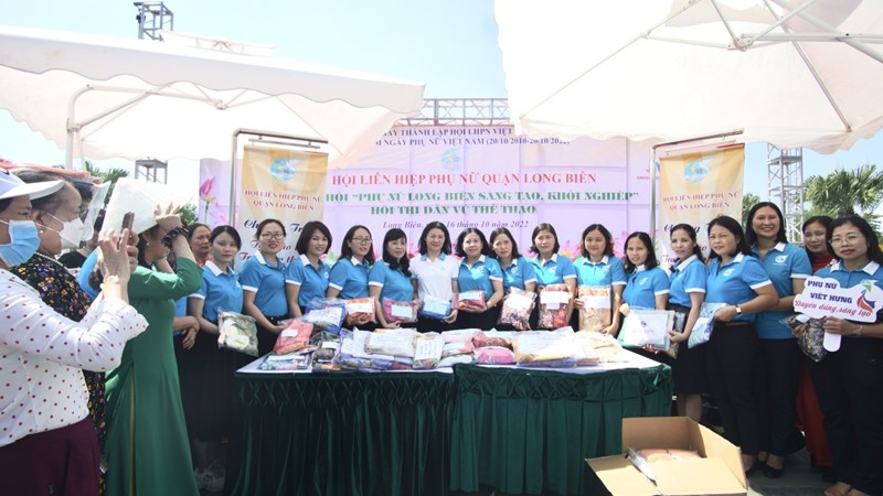 Hội LHPN quận Long Biên: Tặng áo dài, trao yêu thương