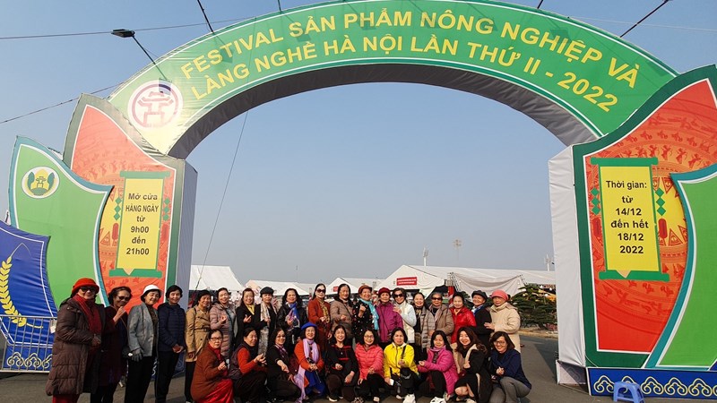 CLB Phụ nữ Thủ đô thăm Festival sản phẩm nông nghiệp và làng nghề Hà Nội 