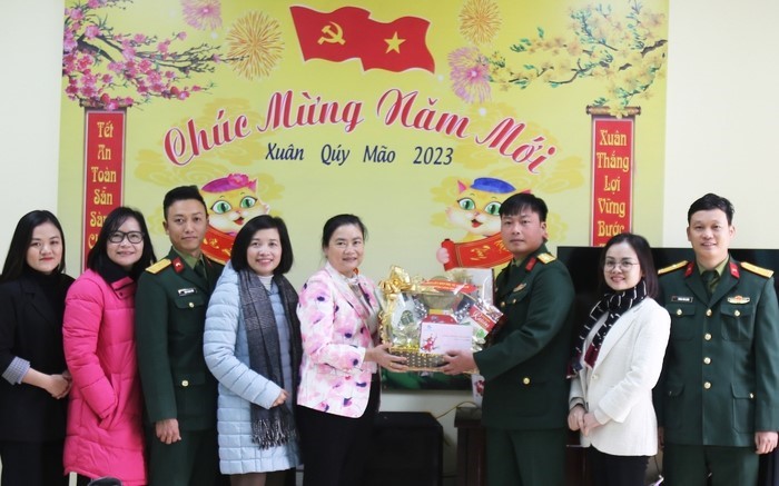 Hội LHPN Việt Nam thăm, chúc Tết 2 đơn vị em nuôi