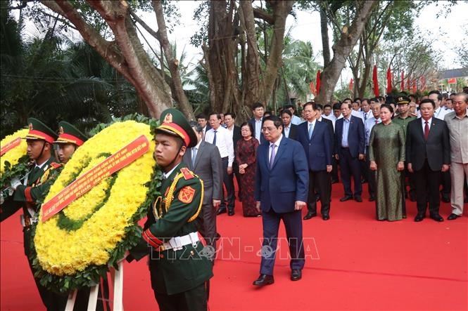Thủ tướng Phạm Minh Chính dâng hương tưởng nhớ đồng chí Huỳnh Tấn Phát