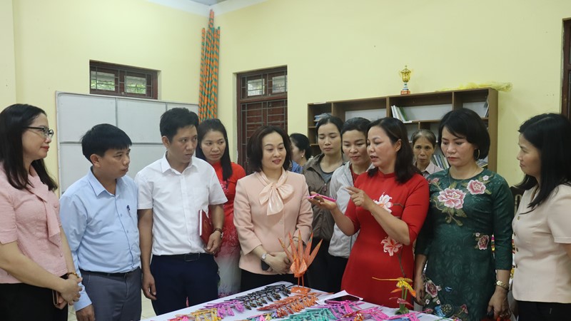 Hội LHPN huyện Thạch Thất ra mắt Hợp tác xã Chuồn chuồn tre Minh Đính do phụ nữ làm chủ 