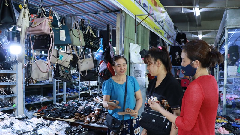 Hội LHPN quận Long Biên tuyên truyền văn hóa ứng xử  và công tác phòng cháy chữa cháy cho tiểu thương 