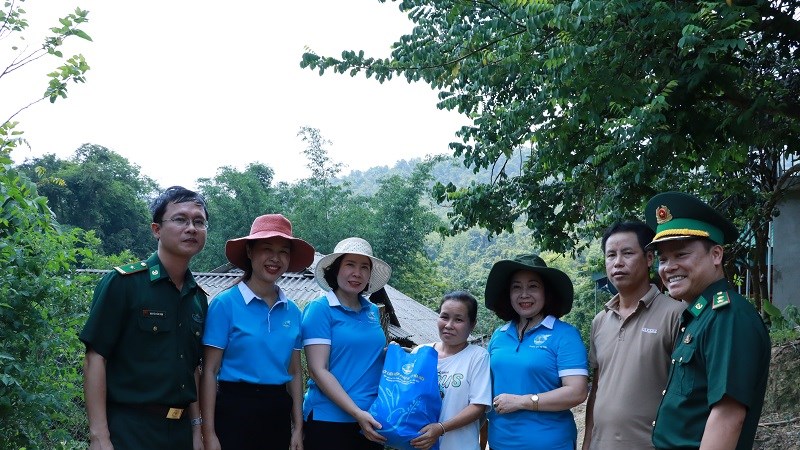 Vượt hàng trăm cây số đến với phụ nữ biên cương tỉnh Nghệ An