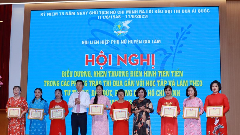 Hội LHPN huyện Gia Lâm: Giao lưu, biểu dương điển hình tiên tiến học tập và làm theo tư tưởng, đạo đức, phong cách  Hồ Chí Minh
