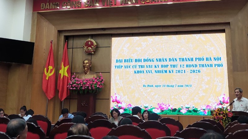 Đại biểu Hội đồng nhân dân thành phố Hà Nội tiếp xúc cử tri sau kỳ họp thứ 12 