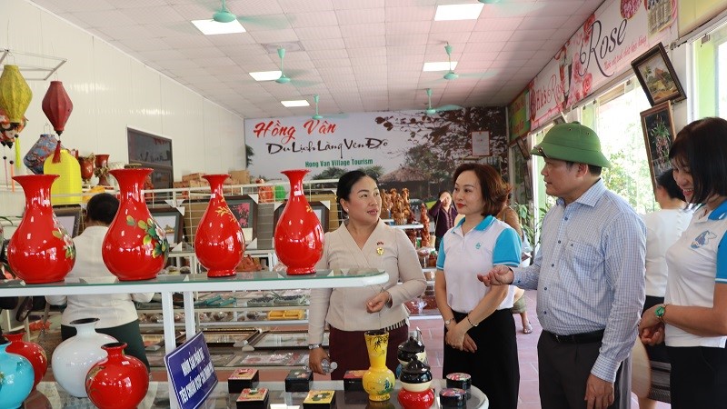 Đoàn đại biểu Hội LHPN Thủ đô Viêng Chăn thăm, học tập kinh nghiệm mô hình phát triển du lịch sinh thái làng nghề