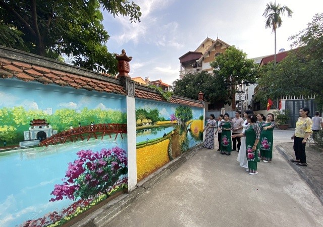 Hội LHPN phường Phúc Đồng, quận Long Biên: Gắn biển “Ngõ cờ, hoa, bích họa“