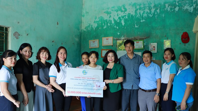 Trao kinh phí hỗ trợ trẻ mồ côi tại huyện Ứng Hòa và Chương Mỹ