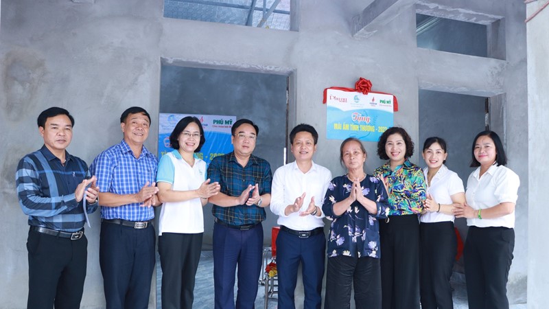 Nhân lên niềm hạnh phúc khi một mái ấm tình thương được trao tặng