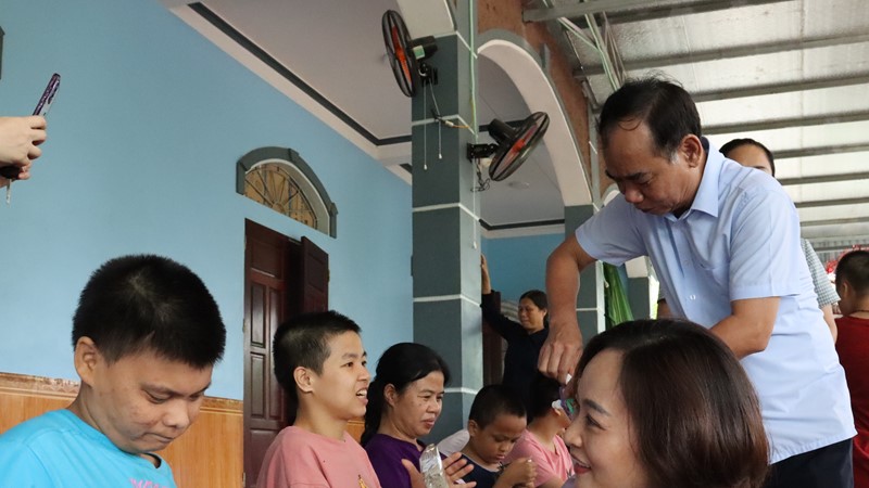 Tặng quà trung thu cho trẻ em có hoàn cảnh khó khăn tại mái ấm Thánh Tâm