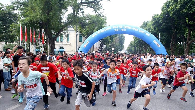 Kêu gọi cộng đồng sống xanh, bảo vệ môi trường, gây quỹ hỗ trợ trẻ em khó khăn