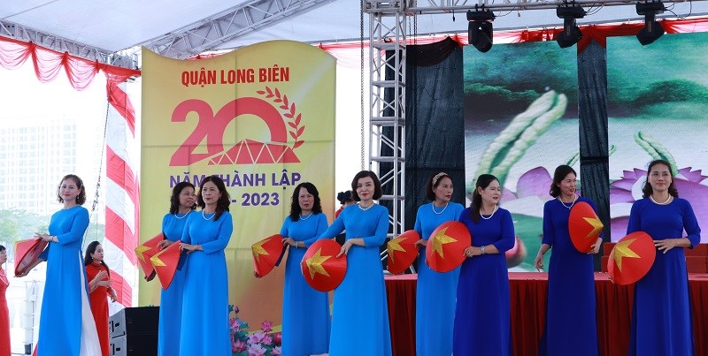 Ấn tượng chương trình lễ hội áo dài - đồng diễn dân vũ chào mừng kỷ niệm 20 năm thành lập quận