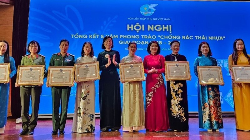 Hội LHPN Việt Nam khen thưởng 129 tập thể, cá nhân có thành tích xuất sắc trong phong trào “Chống rác thải nhựa” 