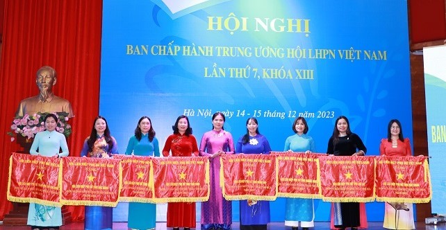 62 tập thể nhận Cờ thi đua, Bằng khen của Trung ương Hội LHPN Việt Nam