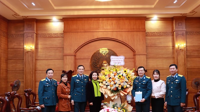 Đoàn công tác Hội LHPN Hà Nội thăm, chúc mừng các đơn vị quân đội trên địa bàn Thủ đô