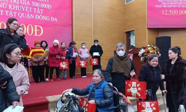 Hội LHPN quận Đống Đa trao gần 200 suất quà Tết cho phụ nữ, trẻ em có hoàn cảnh khó khăn