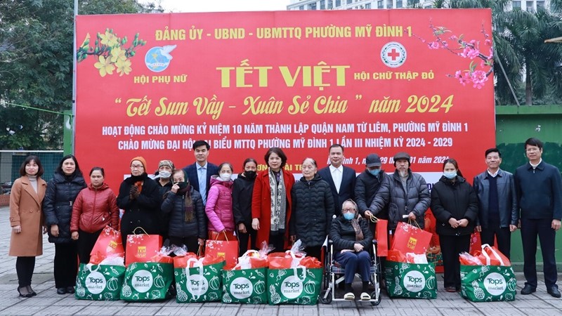 Phường Mỹ Đình 1 tặng 200 suất quà cho gia đình có hoàn cảnh khó khăn