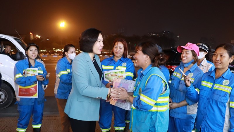 Hội LHPN Hà Nội thăm, chúc Tết và tặng quà nữ công nhân môi trường đô thị có hoàn cảnh khó khăn