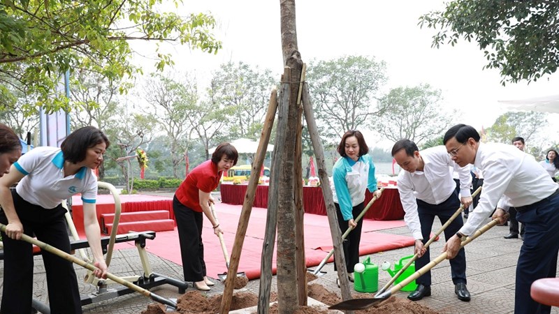 Các cấp Hội Phụ nữ quận Long Biên phấn đấu trồng gần 800 cây xanh, cây hoa và cây ăn trái