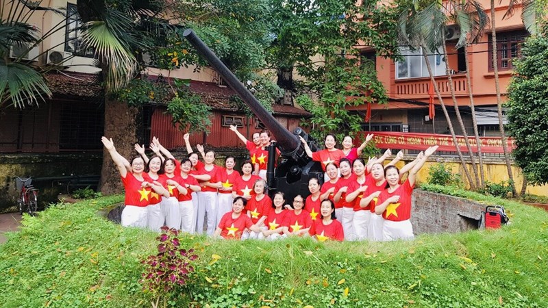 Phụ nữ Thủ đô đồng diễn dân vũ kỷ niệm 70 năm Chiến thắng Điện Biên Phủ